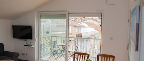 Apartment (One bedroom apartment III) | Wohnzimmer | 32-Zoll-Flachbildfernseher mit Satellitenempfang