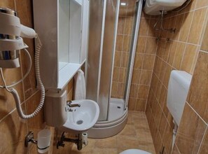 Apartment (One bedroom apartment I) | Bathroom | Shower, towels - Apartments Rivijera 1 (Crikvenica)