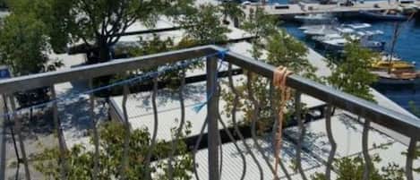 Lägenhet (One bedroom apartment III) | Balkong