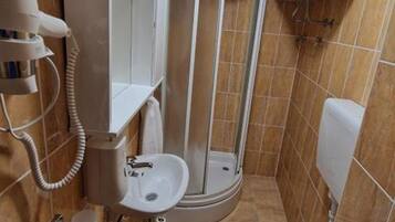 Apartment (One bedroom apartment II) | Bathroom | Shower, towels