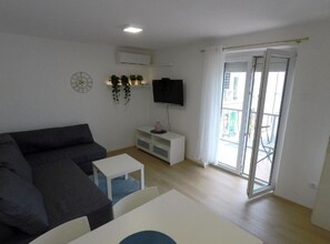 Leilighet (One bedroom apartment II) | Oppholdsrom | En 32-tommers Flatskjerm-TV med Parabol-TV
