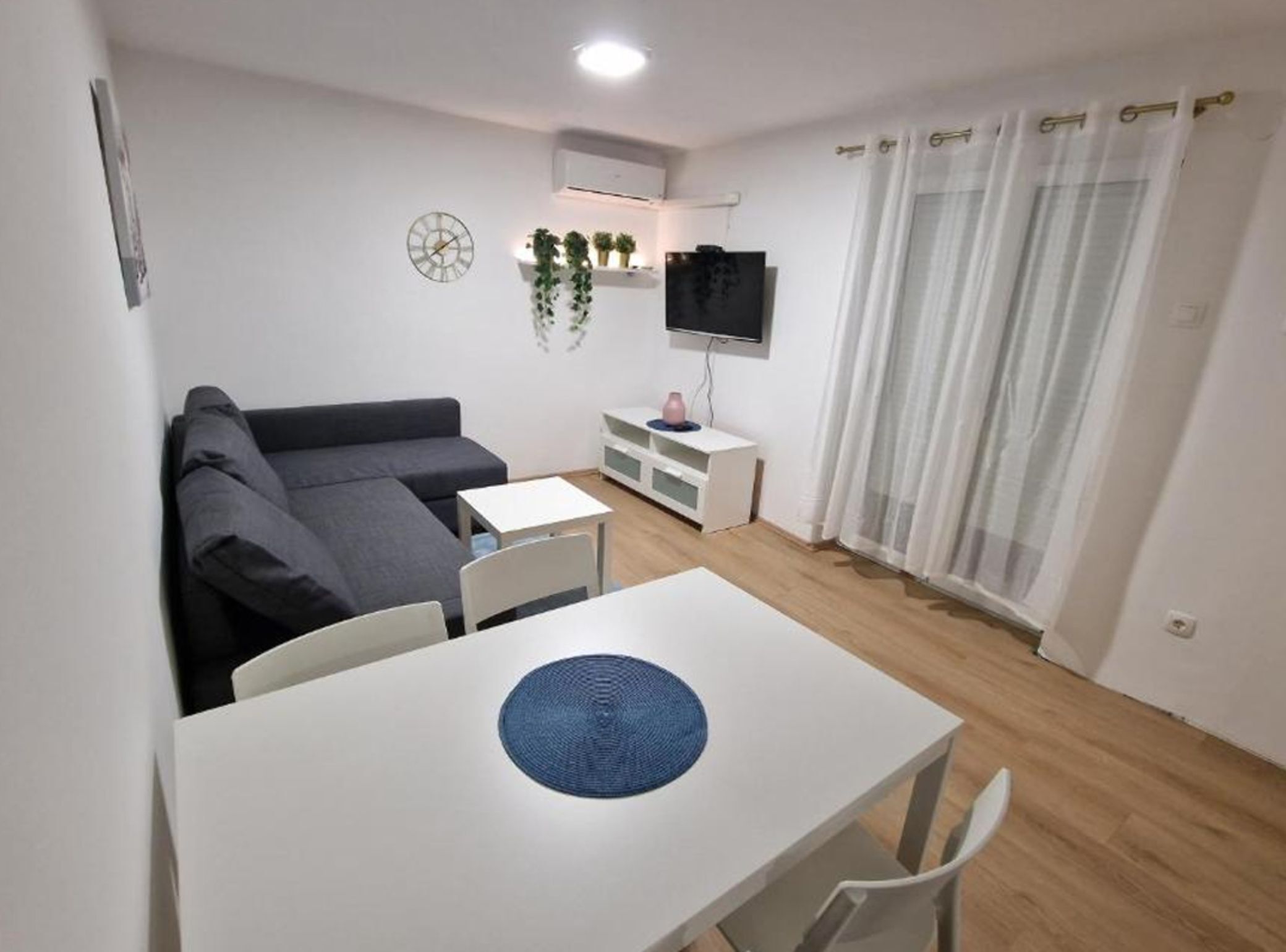 Apartment (One bedroom apartment I) | Ruang tamu | 32 inci televisyen skrin rata dengan satelit 