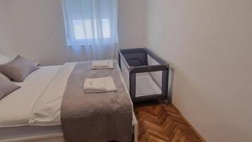 3 عدّة غرف نوم وأسرّة أطفال/رضّع