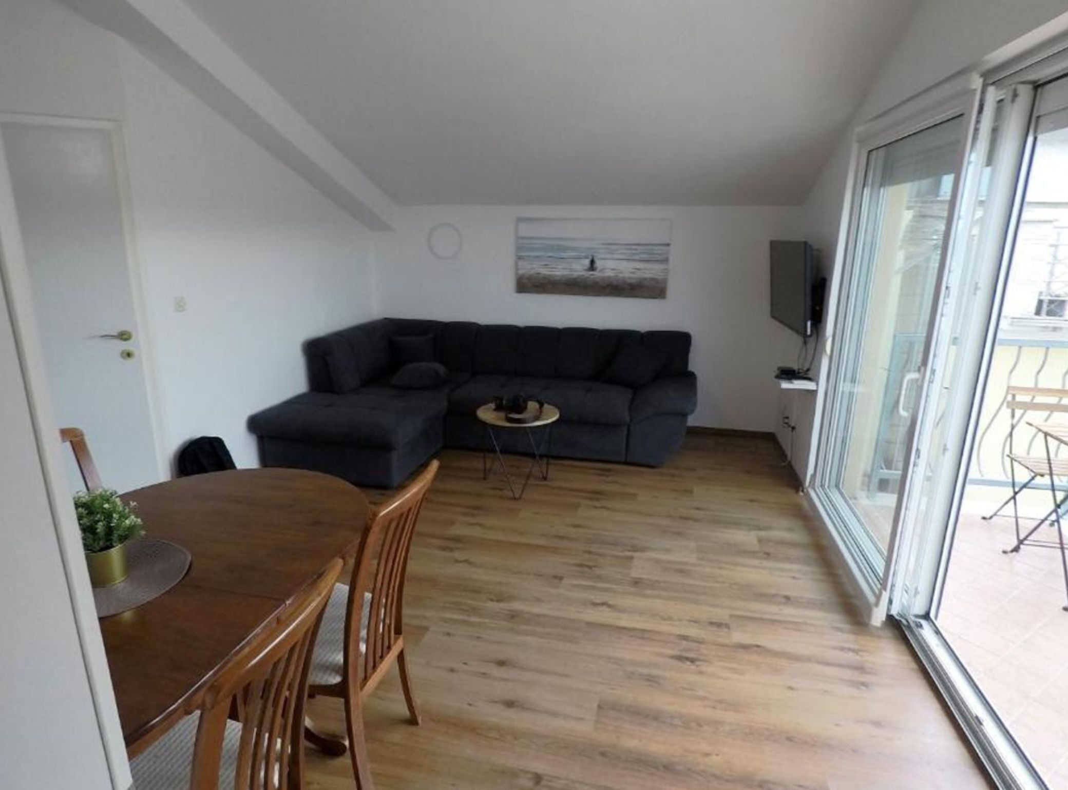 Apartment (One bedroom apartment III) | Ruang tamu | 32 inci televisyen skrin rata dengan satelit 