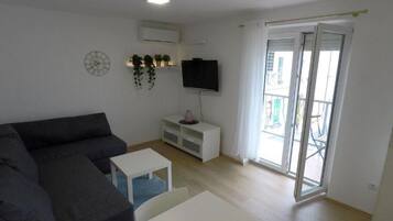 Apartment (One bedroom apartment I) | Living room | 32-inch flat-screen TV with satellite channels