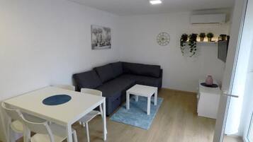 Apartment (One bedroom apartment I) | Living room | 32-inch flat-screen TV with satellite channels