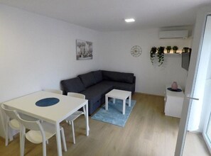 Apartment (One bedroom apartment I) | Living room | 32-inch flat-screen TV with satellite channels - Apartments Rivijera 1 (Crikvenica)