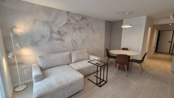 Apartment (One bedroom apartment I) | Living room | 32-inch flat-screen TV with satellite channels