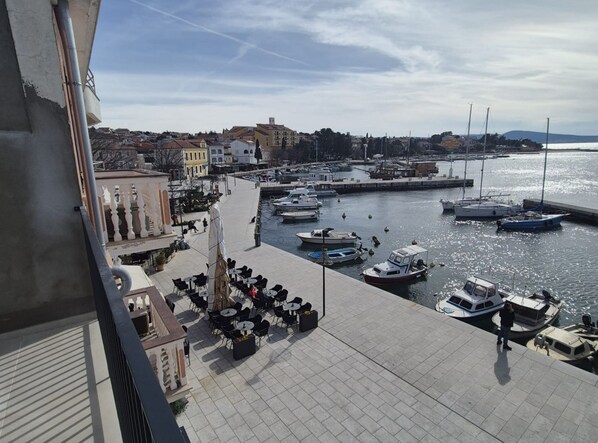 شقة (One bedroom apartment I) | شرفة