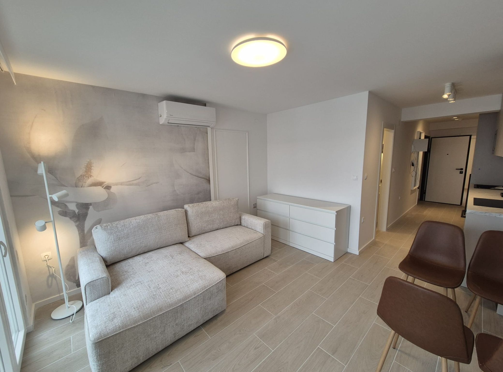 شقة (One bedroom apartment II) | غرفة المعيشة | تلفزيون بشاشة مسطحة بحجم 32-بوصة يعرض قنوات فضائية