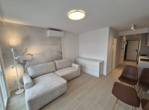 شقة (One bedroom apartment II) | غرفة المعيشة | تلفزيون بشاشة مسطحة بحجم 32-بوصة يعرض قنوات فضائية