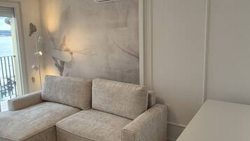 Apartment (One bedroom apartment II) | Living room | 32-inch flat-screen TV with satellite channels