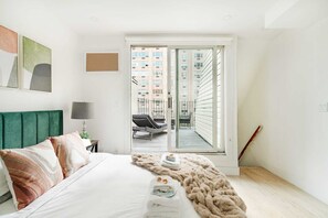 Escritorio, tabla de planchar con plancha, wifi y ropa de cama 