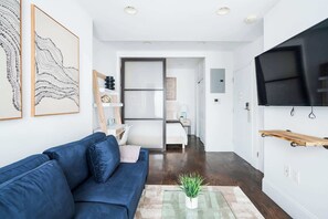 TV, offices - 69-5B I Stylish Lower East Side 1BR Apt (New York)