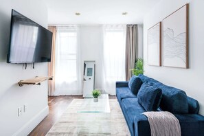 TV, offices - 69-5B I Stylish Lower East Side 1BR Apt (New York)