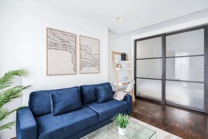 TV, offices - 69-5B I Stylish Lower East Side 1BR Apt (New York)