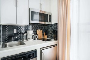 Fridge, microwave, stovetop, dishwasher - 69-5B I Stylish Lower East Side 1BR Apt (New York)