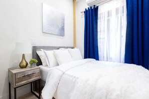 Een bureau, een strijkplank/strijkijzer, wifi, beddengoed