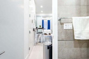 Een bureau, een strijkplank/strijkijzer, wifi, beddengoed