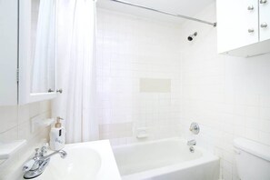 Een douche, een haardroger, handdoeken