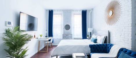 Een bureau, een strijkplank/strijkijzer, wifi, beddengoed