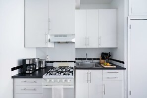 Een koelkast, een magnetron, een oven, een kookplaat