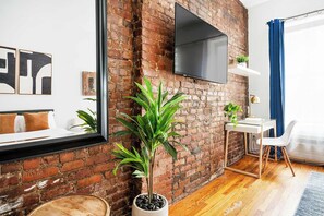 Desk, iron/ironing board, WiFi, bed sheets - 26-2A New Studio prime 20's W/D newly furnished (New York)