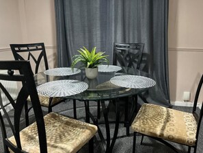 Dining - 3 Bedroom Holiday Home - Close to City Centre - Family Friendly (Leicester)