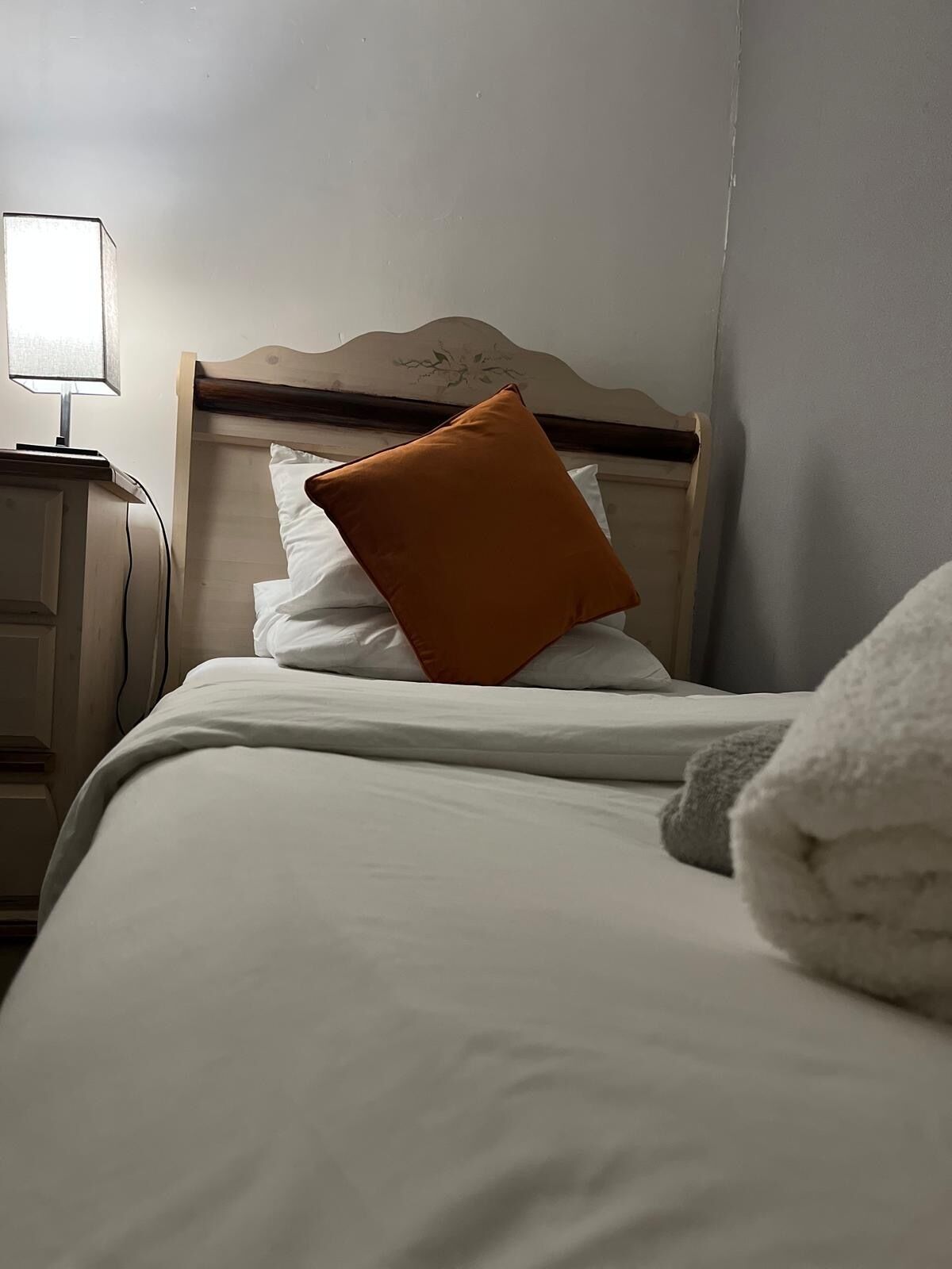 Een strijkplank/strijkijzer, wifi, beddengoed