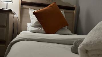 Een strijkplank/strijkijzer, wifi, beddengoed