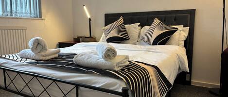 3 bedrooms, desk, iron/ironing board, free WiFi