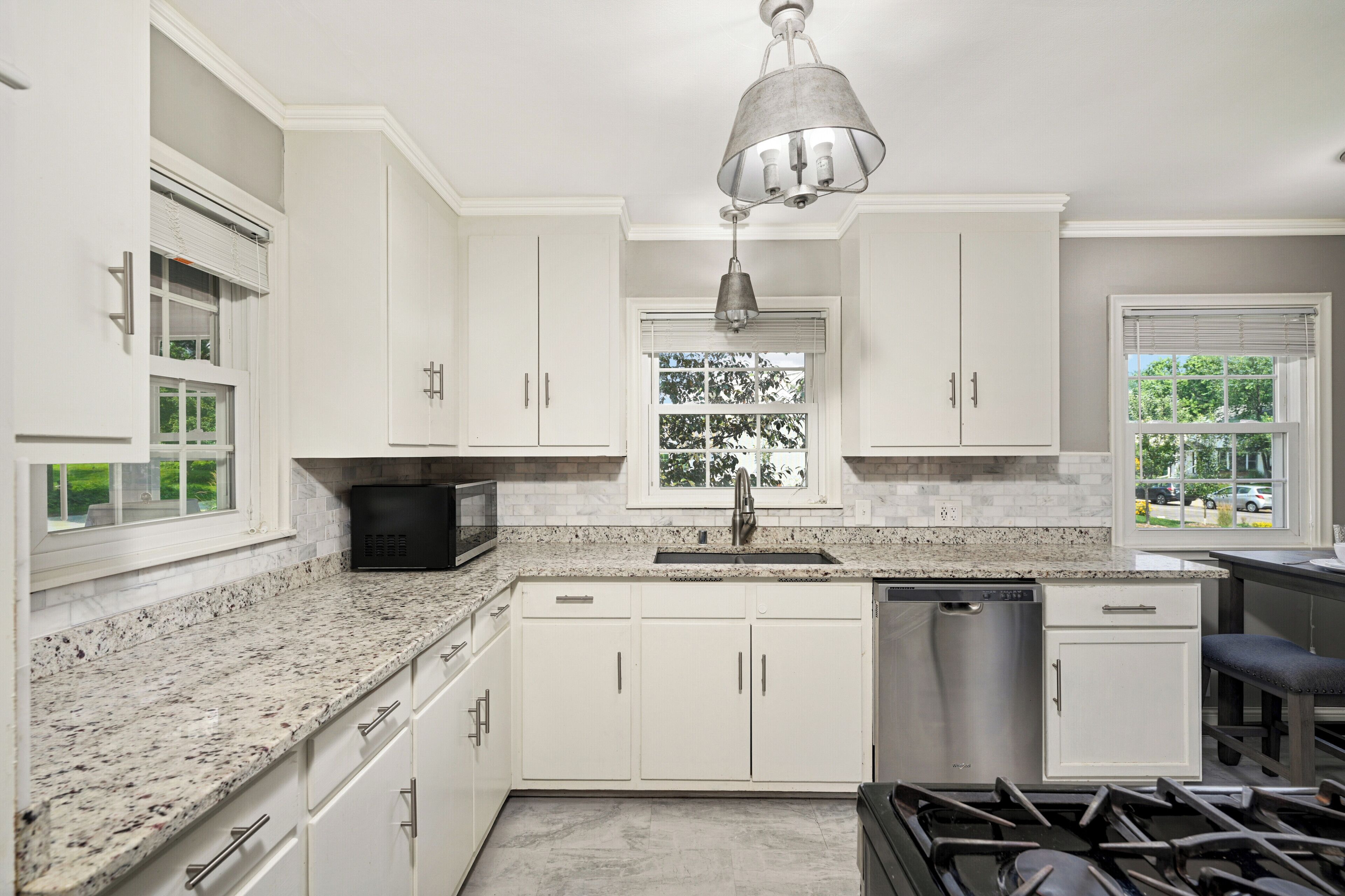 Micro-ondes, four, plaque de cuisson, lave-vaisselle