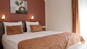 A hotel room with a bed, two wall-mounted lamps, and a painting on the wall. - Cozy apartment in Cilipi with WiFi (Cilipi)
