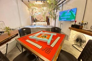 Een strijkplank/strijkijzer