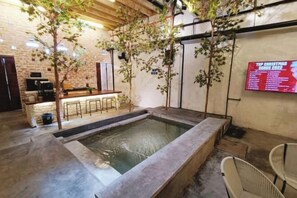 Indoor pool - Ruma Papanz Moden 3Br 19 Pax by Jeffery Lam Home Management (Melaka)