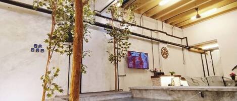 Zona de spa con hidromasaje, techo de madera y plantas de interior.