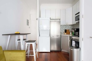 Jääkaappi, mikroaaltouuni, uuni, liesi