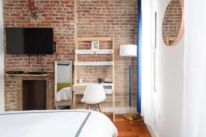 Escritorio, tabla de planchar con plancha, wifi y ropa de cama 