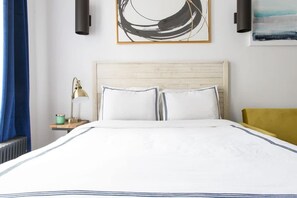 Escritorio, tabla de planchar con plancha, wifi y ropa de cama 