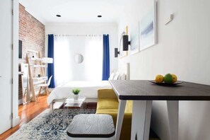 Escritorio, tabla de planchar con plancha, wifi y ropa de cama 