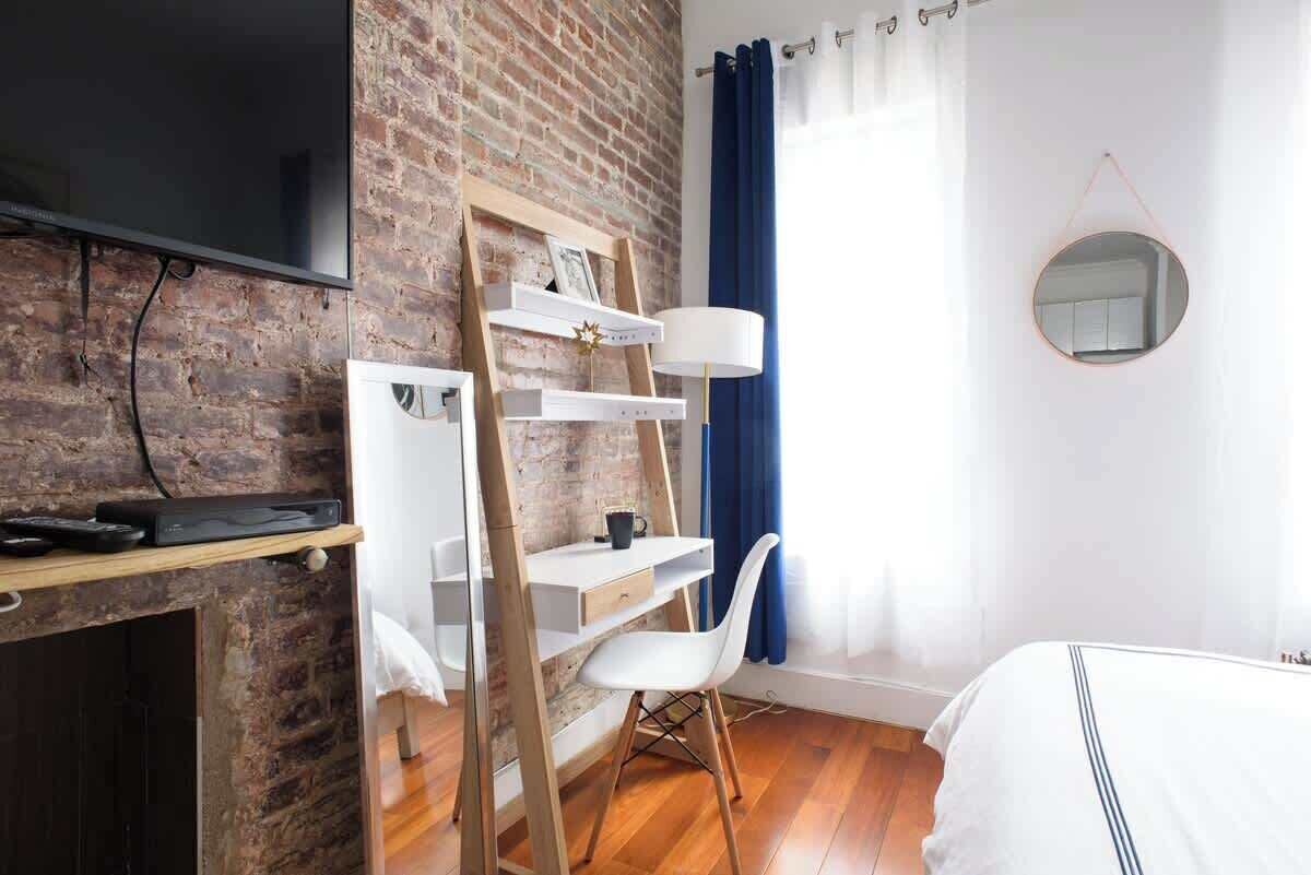 Desk, iron/ironing board, WiFi, bed sheets