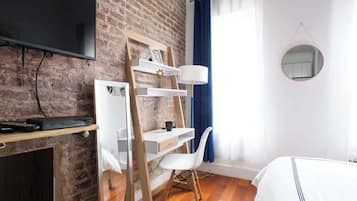 Desk, iron/ironing board, WiFi, bed sheets