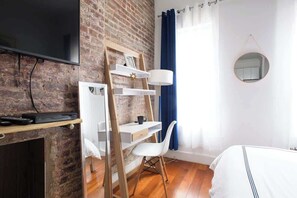 Työpöytä, silitysrauta/-lauta, Wi-Fi, vuodevaatteet