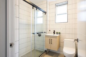 Douche, sèche-cheveux, serviettes fournies