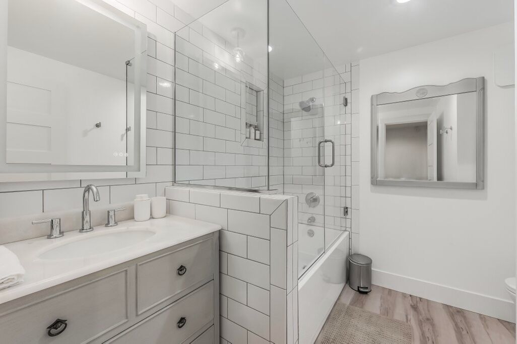 Douche, séchoir à cheveux, serviettes fournies, savon