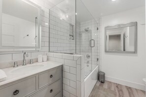 Douche, séchoir à cheveux, serviettes fournies, savon