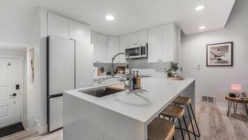 Réfrigérateur, micro-ondes, four, plaque de cuisson