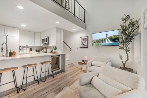 Beautifully renovated modern condo on the shores of Lake Pend Oreille LL222