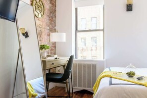 Een bureau, een strijkplank/strijkijzer, wifi, beddengoed