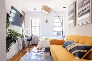 Een bureau, een strijkplank/strijkijzer, wifi, beddengoed